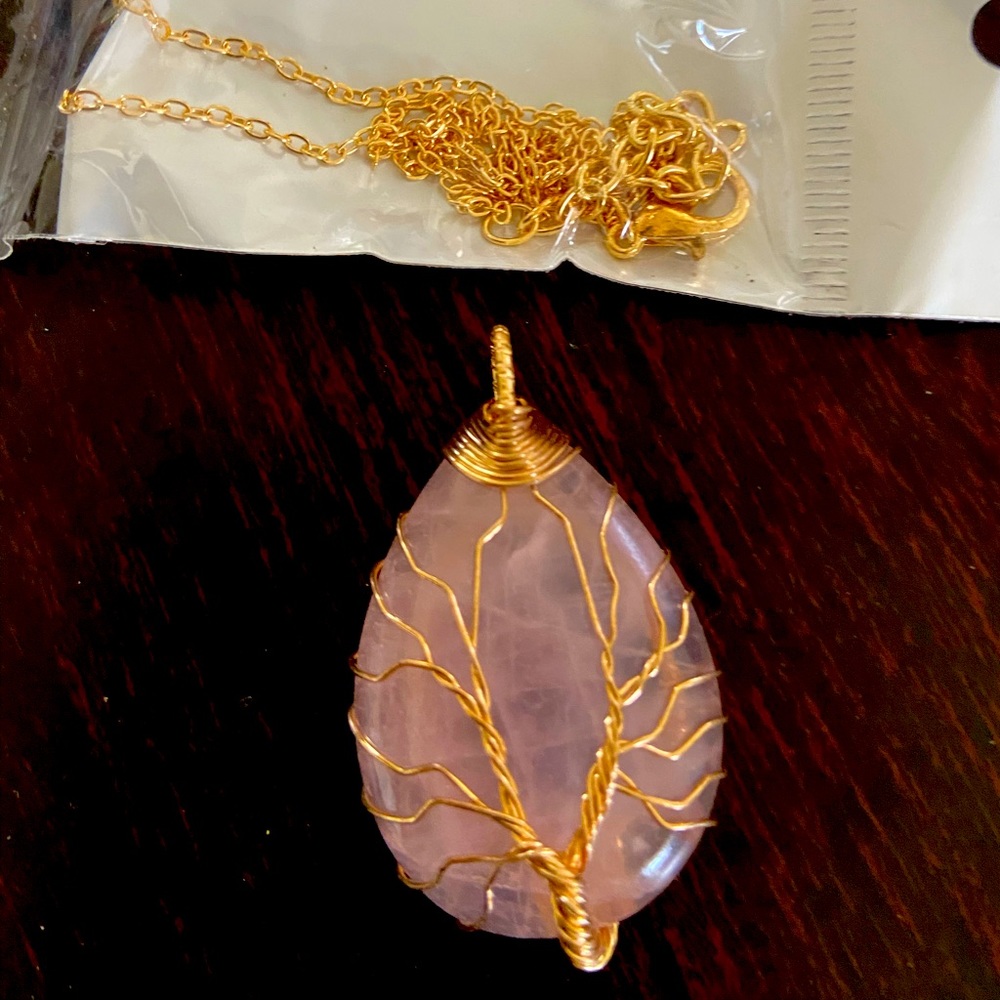 Beautiful pendant new comes with gold Chain